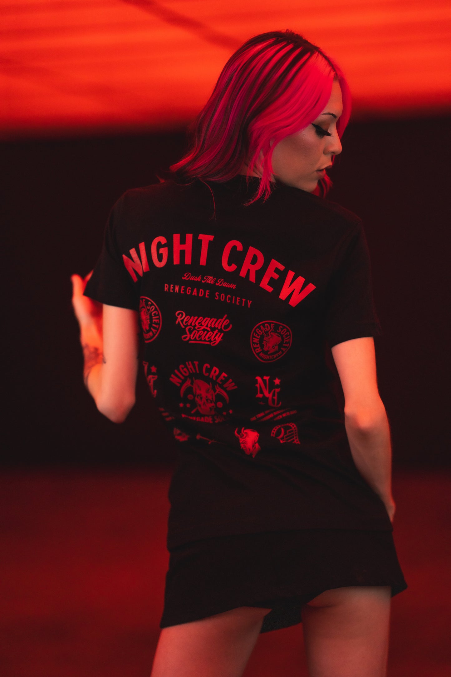 NIGHT CREW BADGES PREMIUM T-SHIRT - BLACK/RED