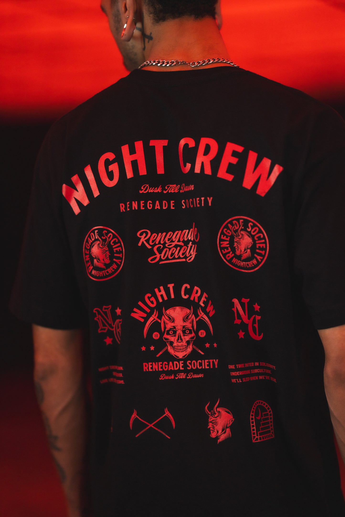 NIGHT CREW BADGES PREMIUM T-SHIRT - BLACK/RED